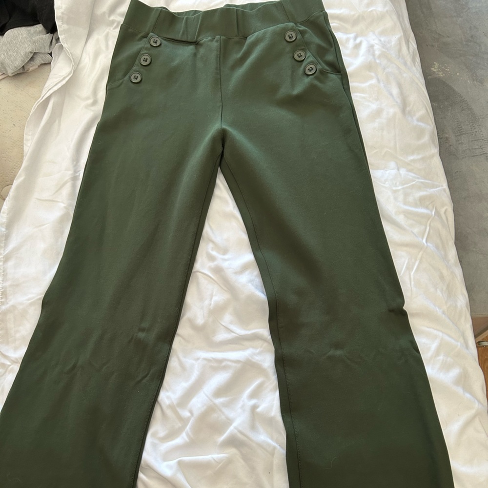 Stretch pants with button pockets